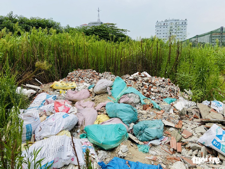 Construction waste dumping recurs in Hanoi