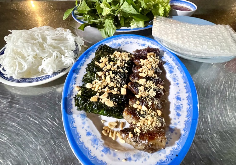 ‘Bò nướng lá lốt, mỡ chài’: The magical favor of beef rolls on the street of Vietnam