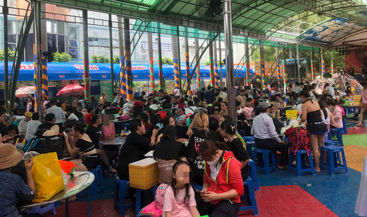 Dam Sen Water Park in Ho Chi Minh City crowded on summer holiday