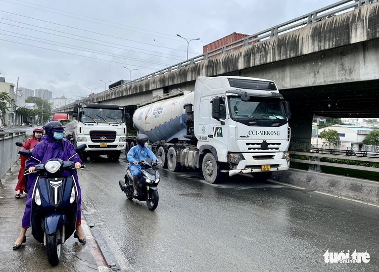 Hundreds of tractor-trailers stuck in bottleneck as Ho Chi Minh City bridge under repair