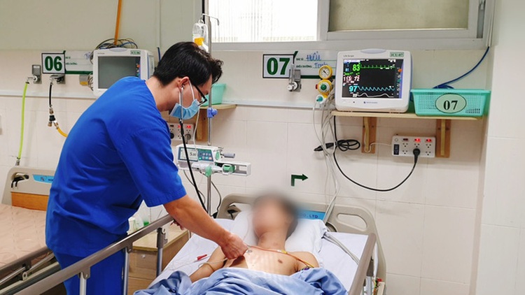 Street performer suffers serious internal bleeding from swallowing glass in Vietnam