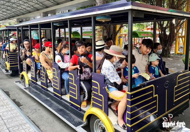 Ho Chi Minh City zoo, theme parks crowded on weekend