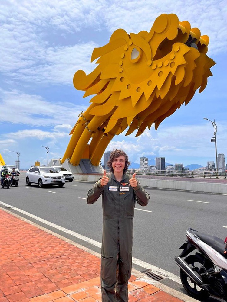 16-year-old British-Belgian pilot arrives in Vietnam on round-the-world flight