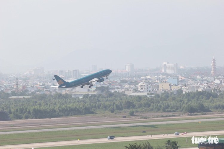 Vietnam Airlines flight makes emergency landing as smoke seen billowing from engine