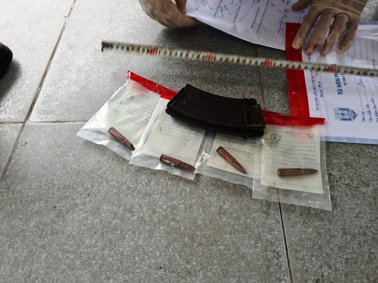 Armed policeman raids gold shops, offers gold to bystanders in central Vietnam