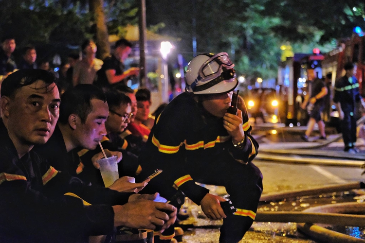 3 firefighters die battling blaze at Hanoi karaoke parlor