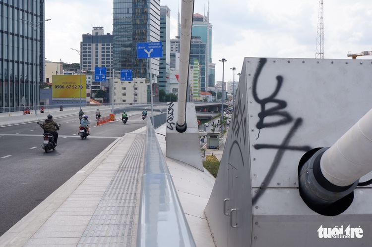 Vandalizing paint on Ho Chi Minh City new bridge resists 14 solvents