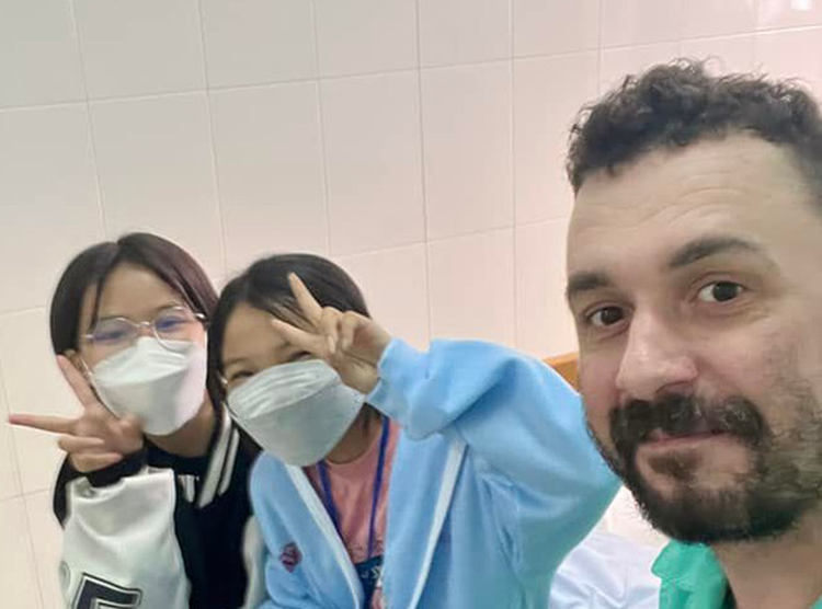 Vietnamese citizens offer support to Russian man with broken thighbone