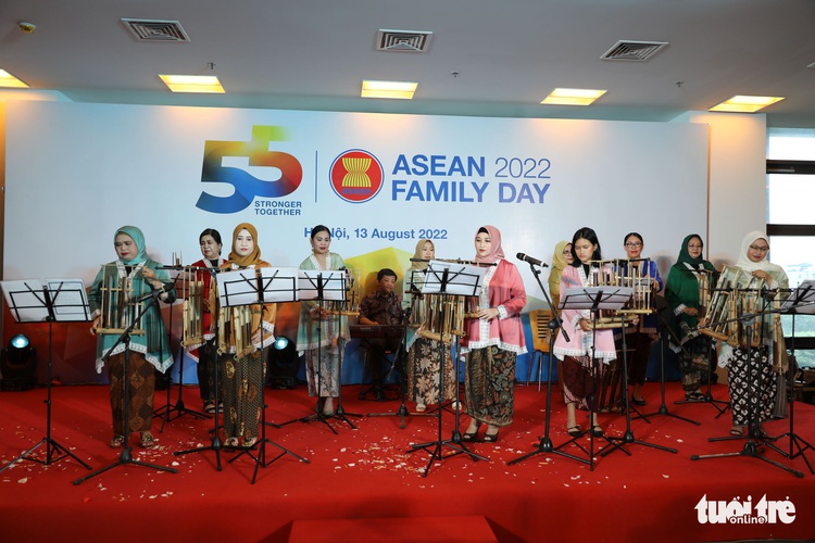 Ambassadors, diplomatic representatives cycle in Hanoi to mark ASEAN Family Day