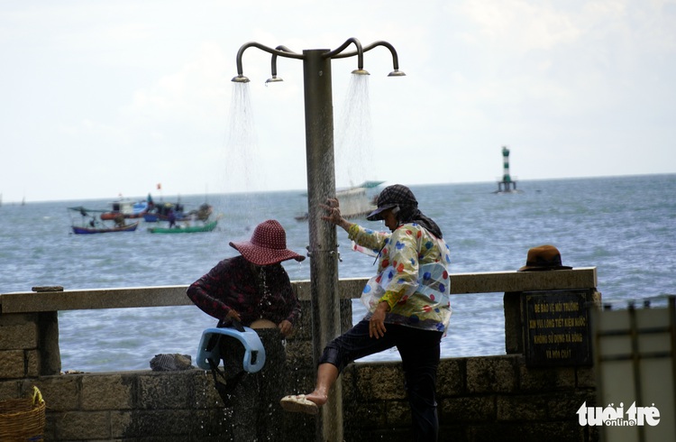 Vung Tau City bans shampoo, soap at beach showers