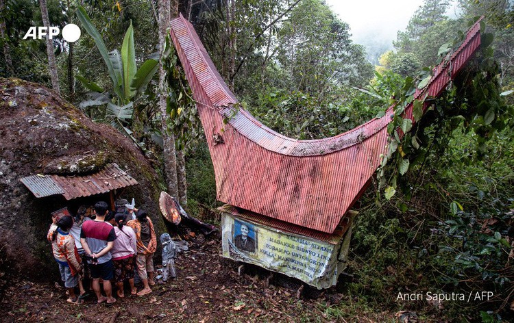 Dressing the dead: Indonesian villagers clean corpses in afterlife ritual