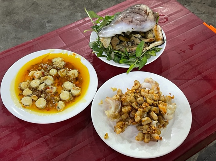 Saigon food journal: This man turns shellfish into gold