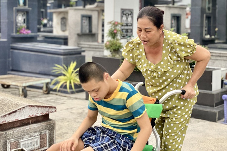 Vietnamese mother, teenage son dwell in cemetery