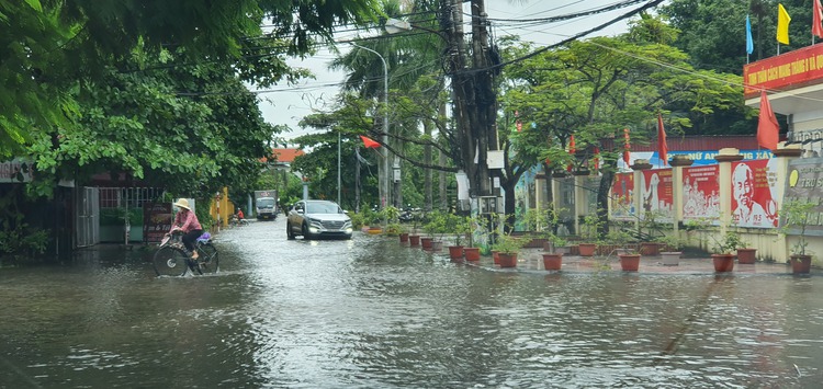 Prolonged downpours triggered by Storm Ma-on flood streets, houses in northern Vietnam