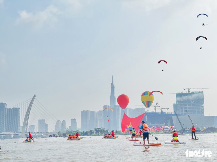 1,800sqm national flag flying in Ho Chi Minh City sky to celebrate National Day