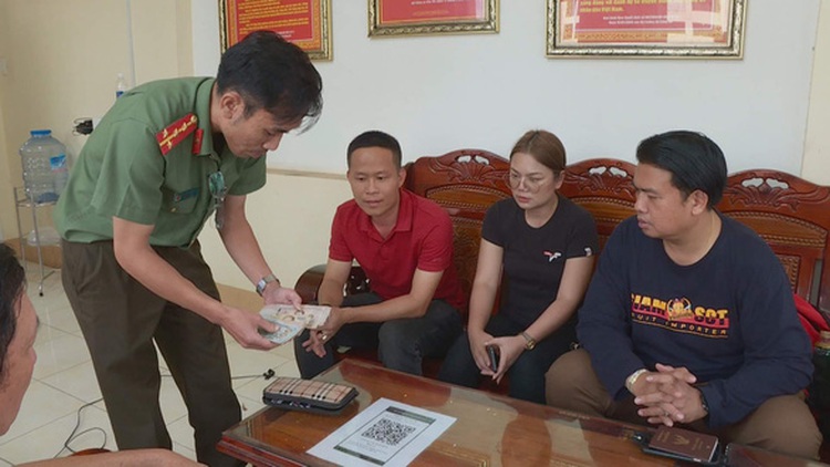 Vietnamese couple return lost cash-filled wallet to Thai visitors