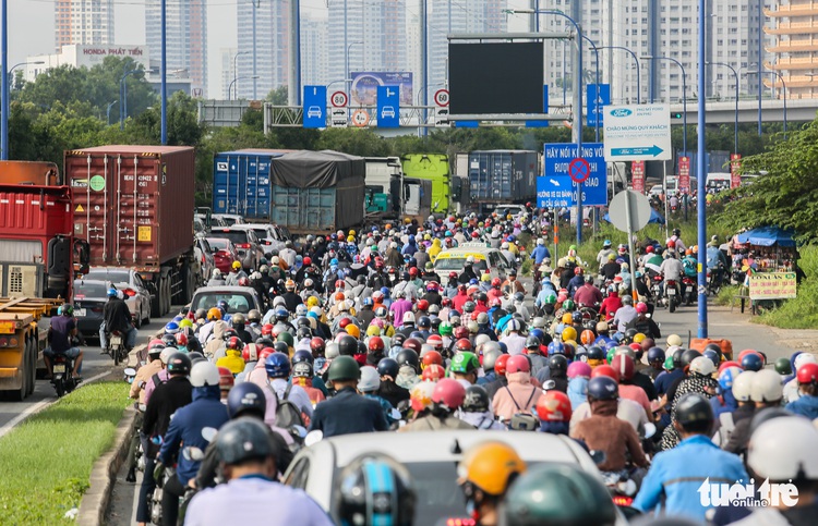 Traffic nightmares on route connecting Ho Chi Minh City center with eastern side