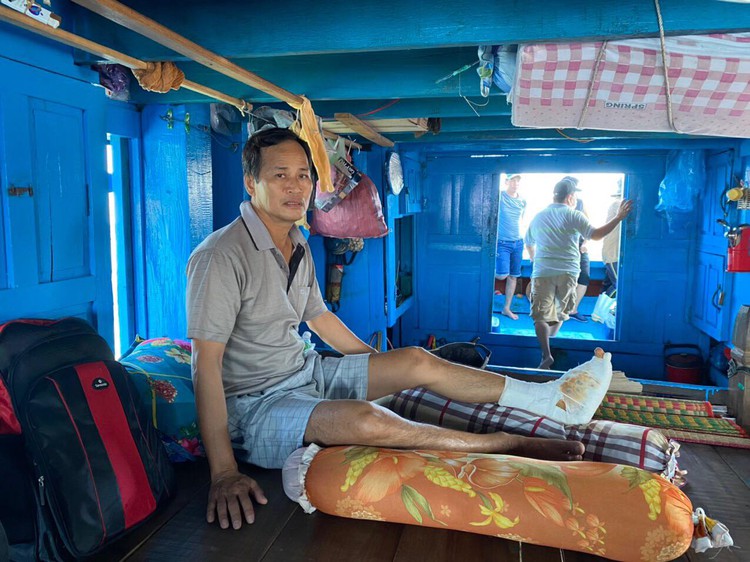 Vietnamese fishing boat robbed by unidentified speedboat off Truong Sa archipelago