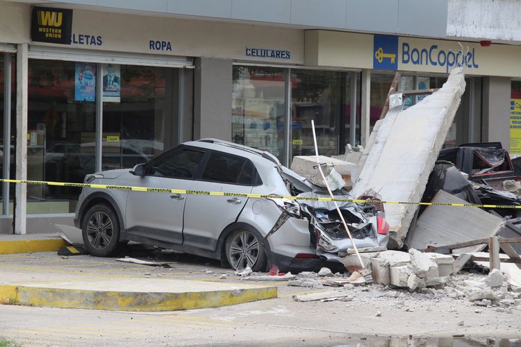 Major earthquake strikes Mexico on 'cursed' anniversary, at least one dead