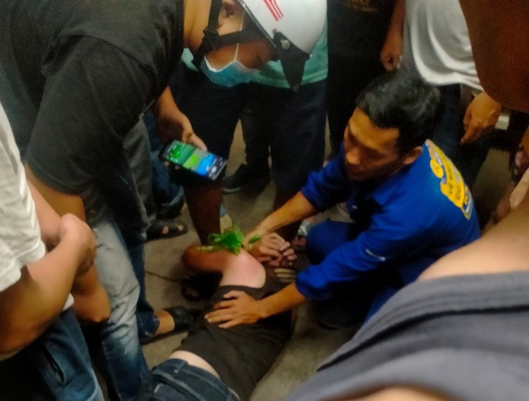 Man robs gold shop, throws jewelry in street in southern Vietnam