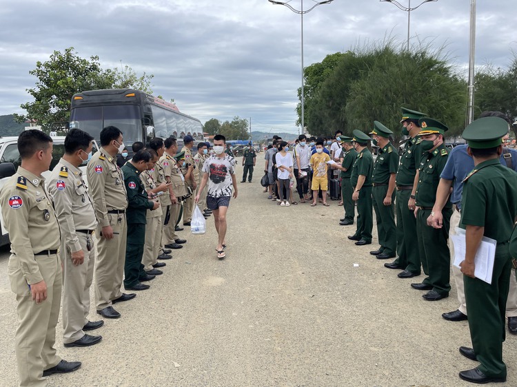 Cambodia hands over 44 Vietnamese illegal migrants working in casinos