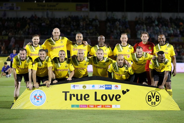 Former, contemporary Vietnamese football stars defeated by Borussia Dortmund legends in charitable match