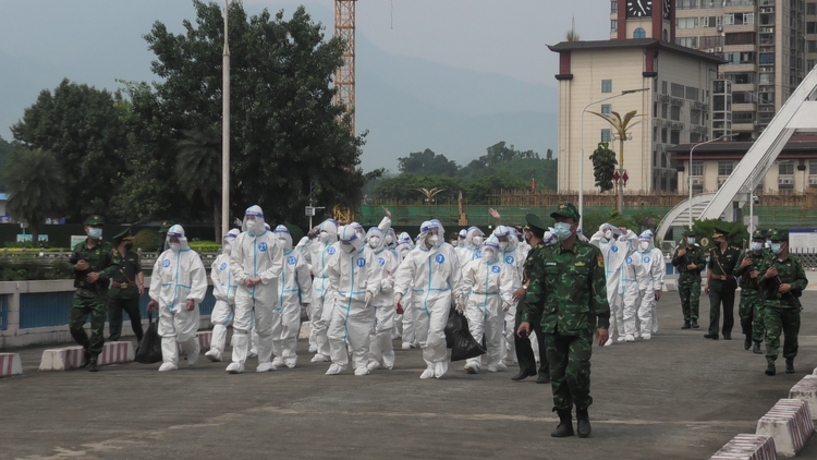 China hands over 110 border jumpers to Vietnam