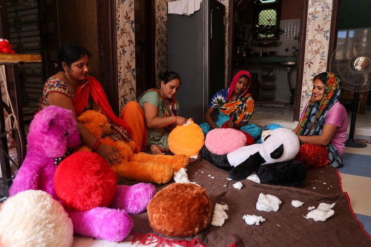 From stubs to soft toys, an Indian factory reprocesses cigarette ends