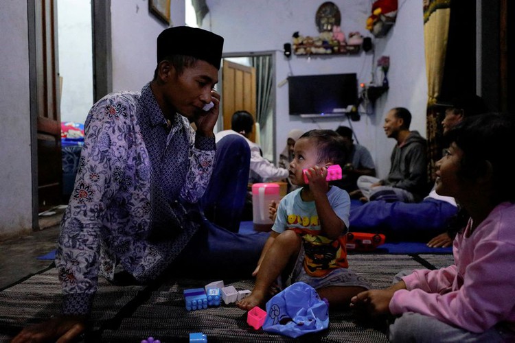 Fan loses wife, two teenage daughters in Indonesia soccer stampede