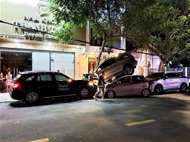 Police search for driver who escaped car pile-up in Vietnam’s Nha Trang
