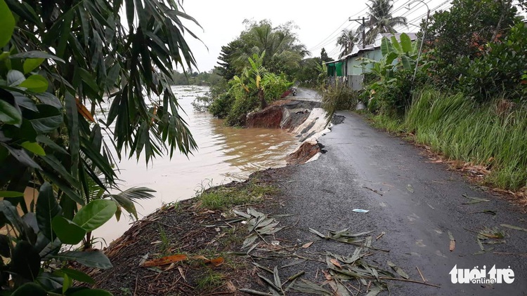 40m road section falls into river in southern Vietnam