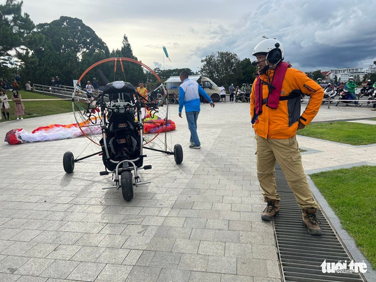 Da Lat to allow paragliding tours over Xuan Huong Lake