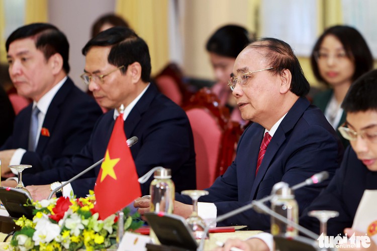 Vietnam, Singapore presidents join talks in Hanoi