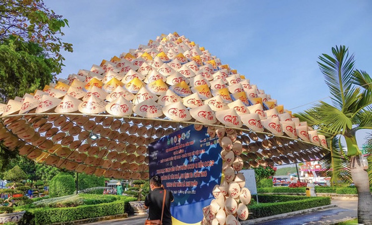 Vietnamese woman creates giant ‘non la’ model in Mekong Delta city