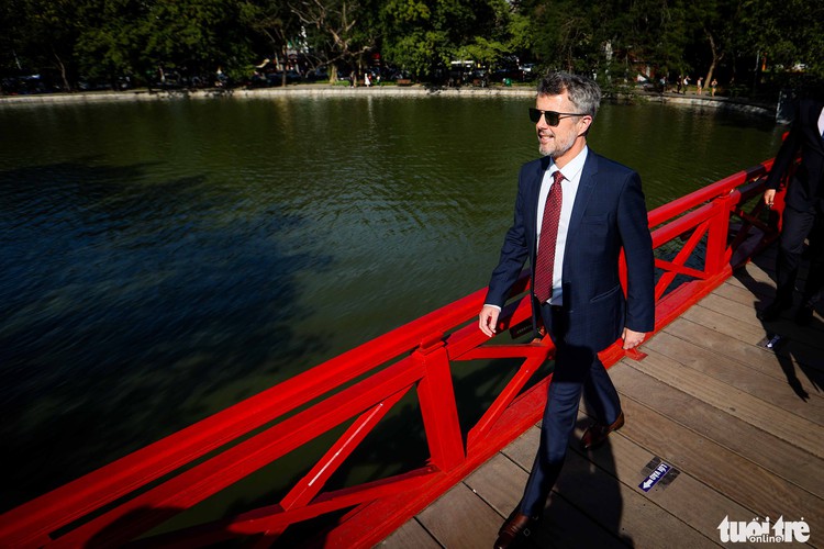 Crown Prince of Denmark visits Hoan Kiem Lake, watches water puppet show in Hanoi