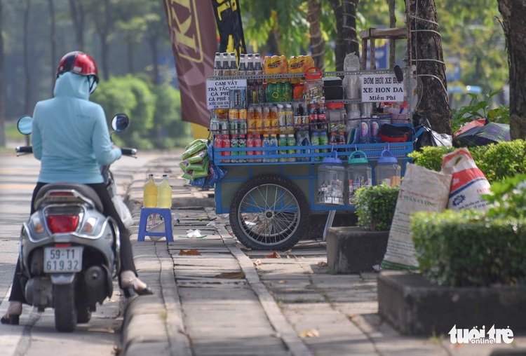 Roadside gasoline sale springs up in Ho Chi Minh City
