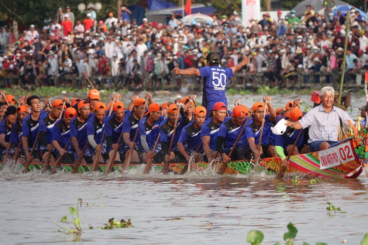 Over 6,000 rowers join Khmer boat races in Vietnam’s Mekong Delta