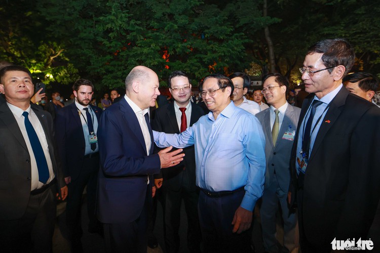 German chancellor enjoys evening walk along Hoan Kiem Lake in Hanoi