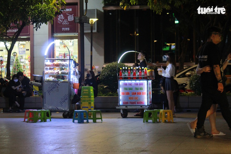 Street performers, vendors rampant on Ho Chi Minh City promenade