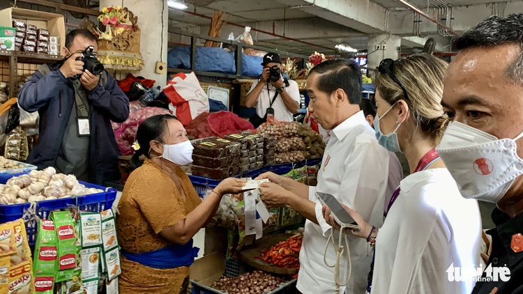 Balinese heartily welcome Indonesian president during market inspection tour
