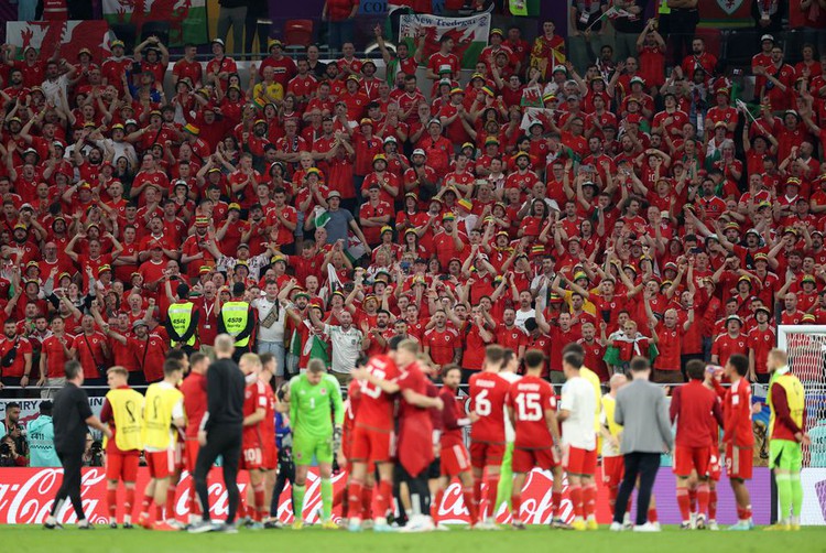 Late Bale penalty earns Wales 1-1 draw with U.S.