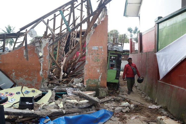 Indonesian rescue workers race to find victims trapped by deadly quake