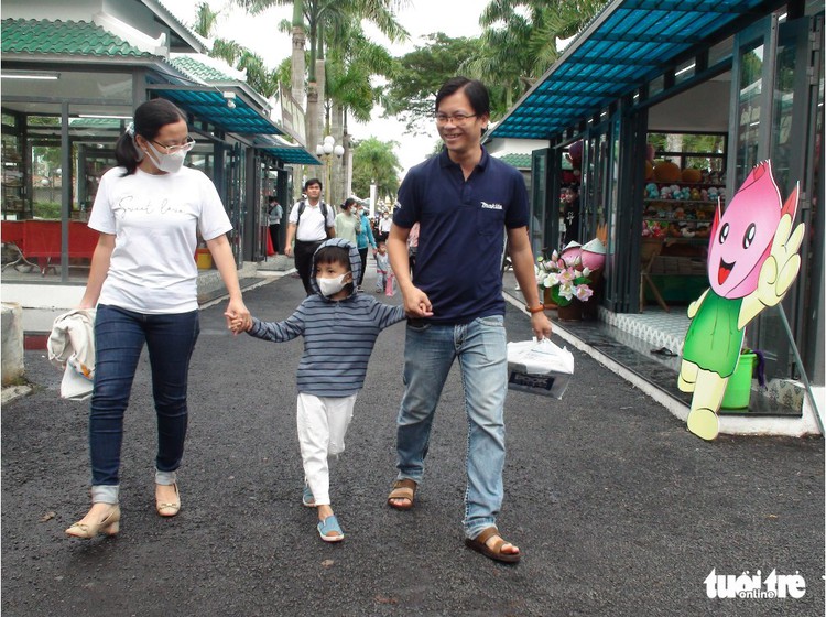 The first book street in Vietnam's Mekong Delta opened