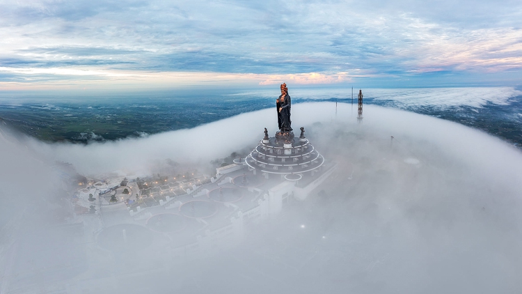 UFO-shaped clouds form over southern Vietnam mountain