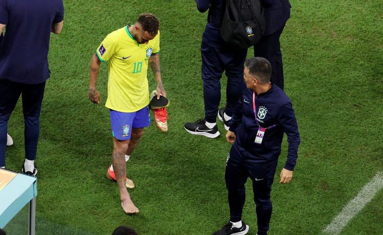 Brazil expect Neymar to carry on in World Cup despite ankle injury
