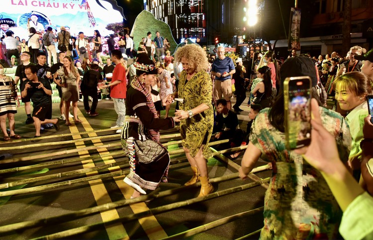 People enjoy music, cultural festival in Ho Chi Minh City pedestrian zone