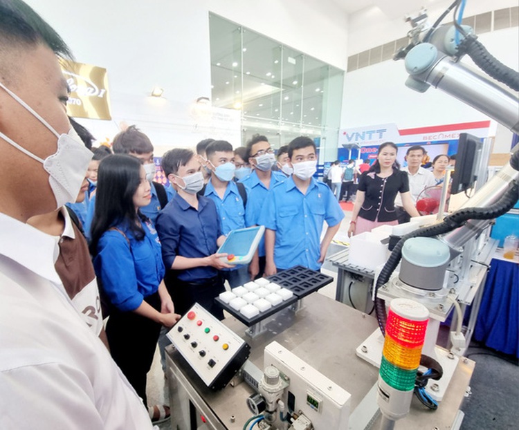Vietnam, Singapore join hands to support firms in Vietnam in industrial digital transformation