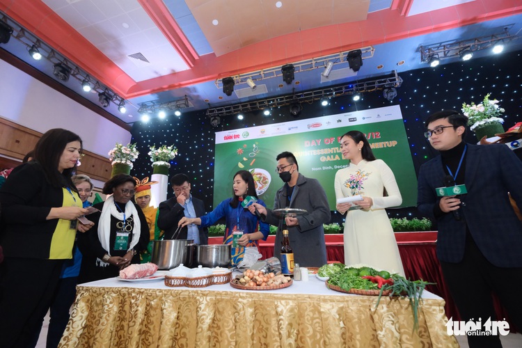 Ambassadors, diplomats experience pho at Tuoi Tre's event in northern Vietnamese province