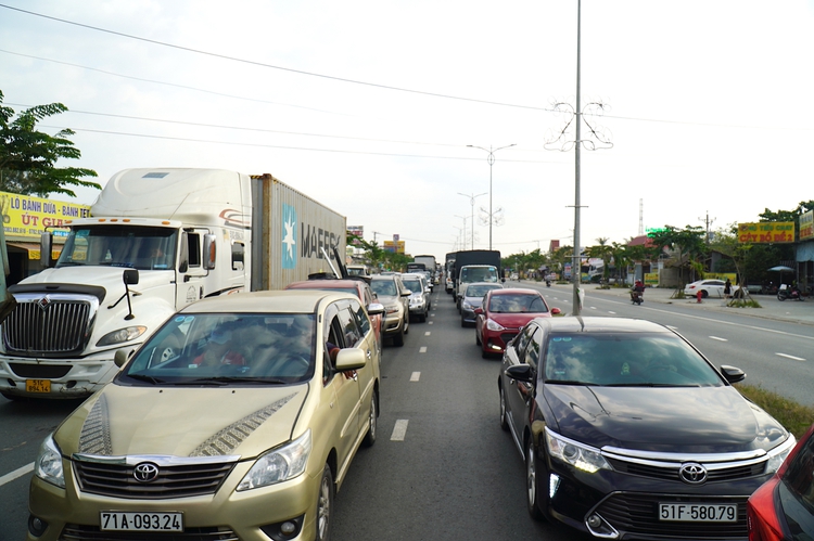 Trivial collision causes 5-hour congestion on major bridge in Vietnam’s Mekong Delta