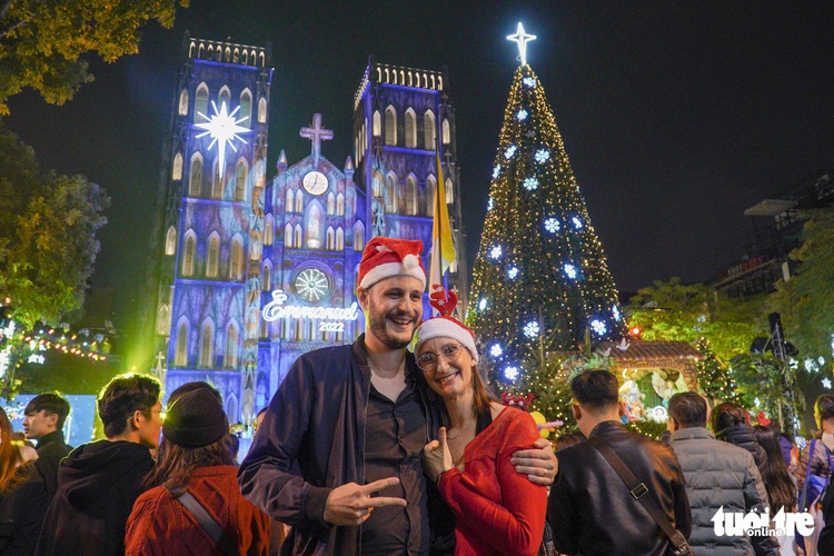 Thousands celebrate Christmas Eve in Hanoi, Ho Chi Minh City